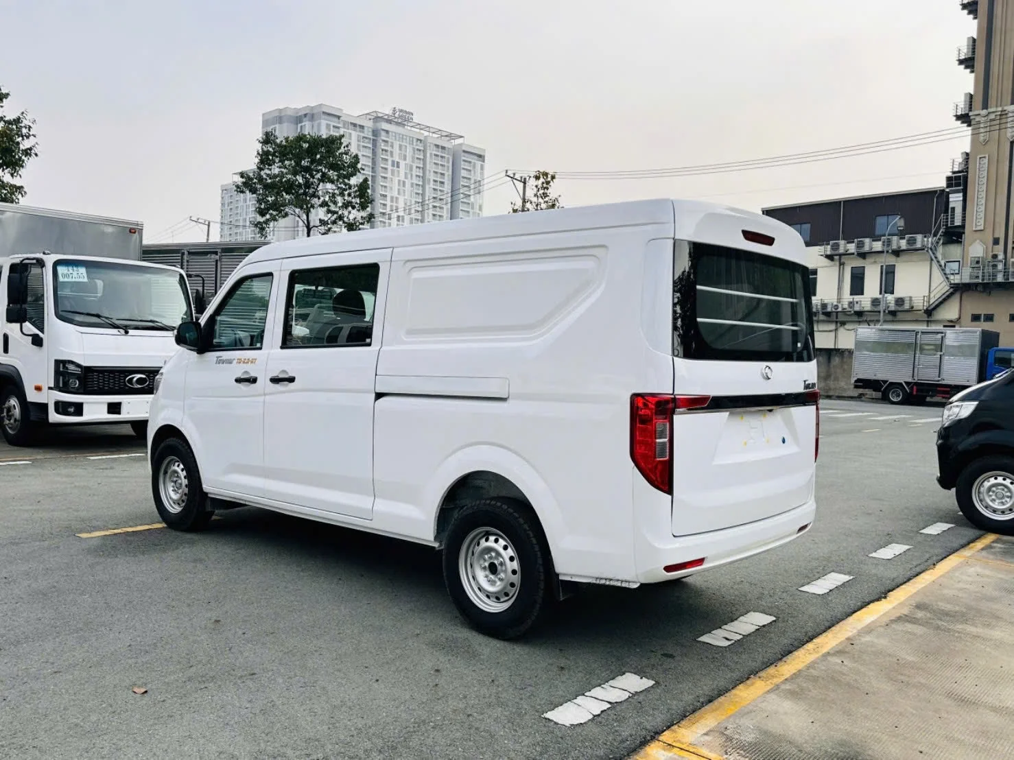Hình xe van TF450 5S AT tải 945kg Hình xe van TF450 5S AT tải 945kg