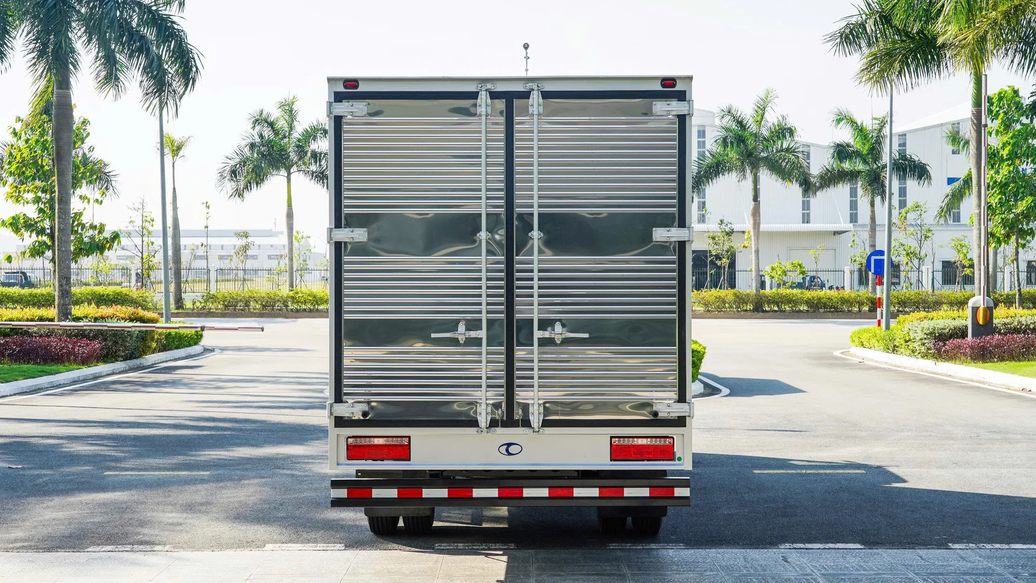 Hình đuôi xe Linker T2-7.5 INOX 403