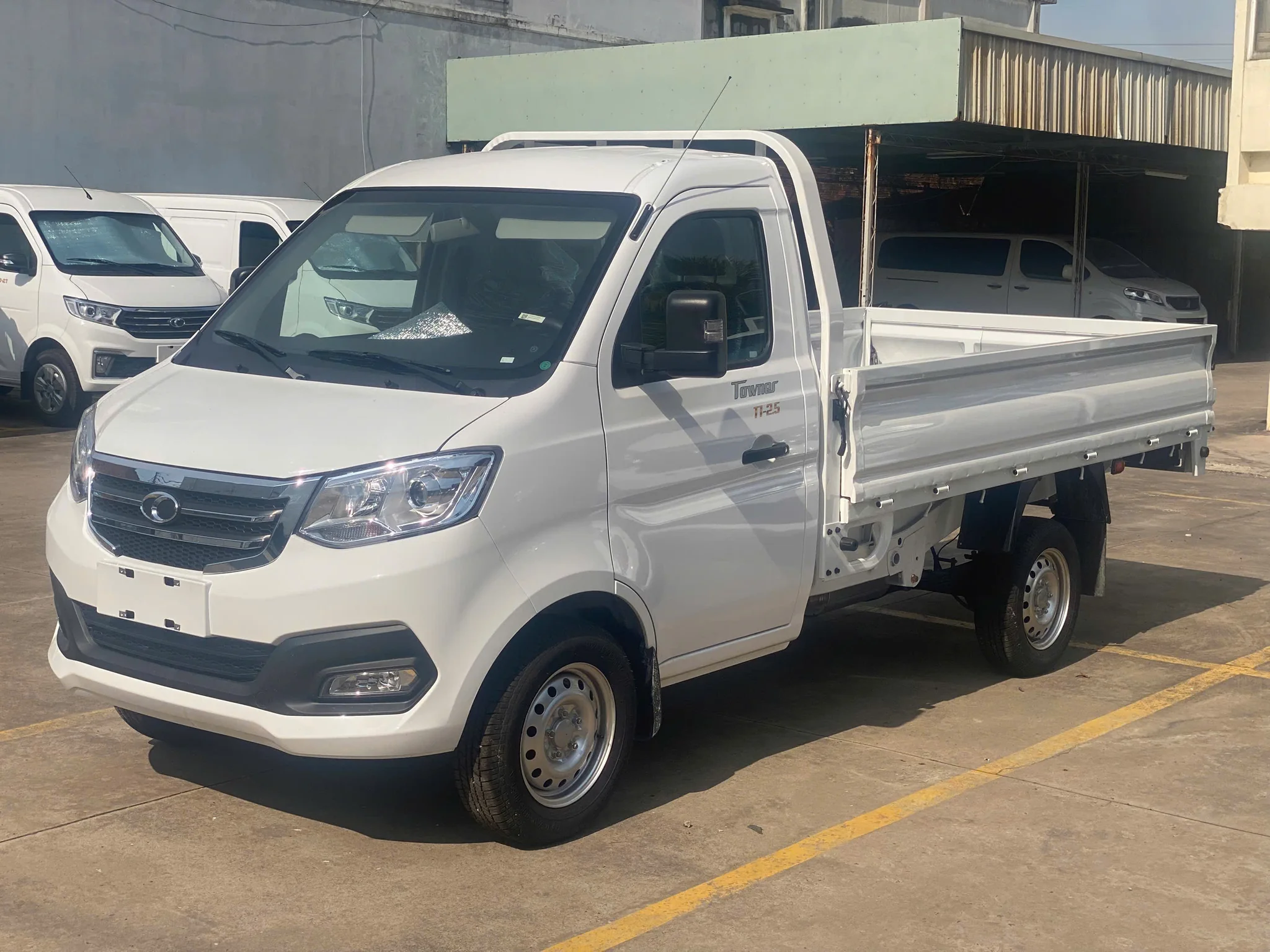 Hình xe tải TF230 màu trắng Hình xe tải TF230 màu trắng