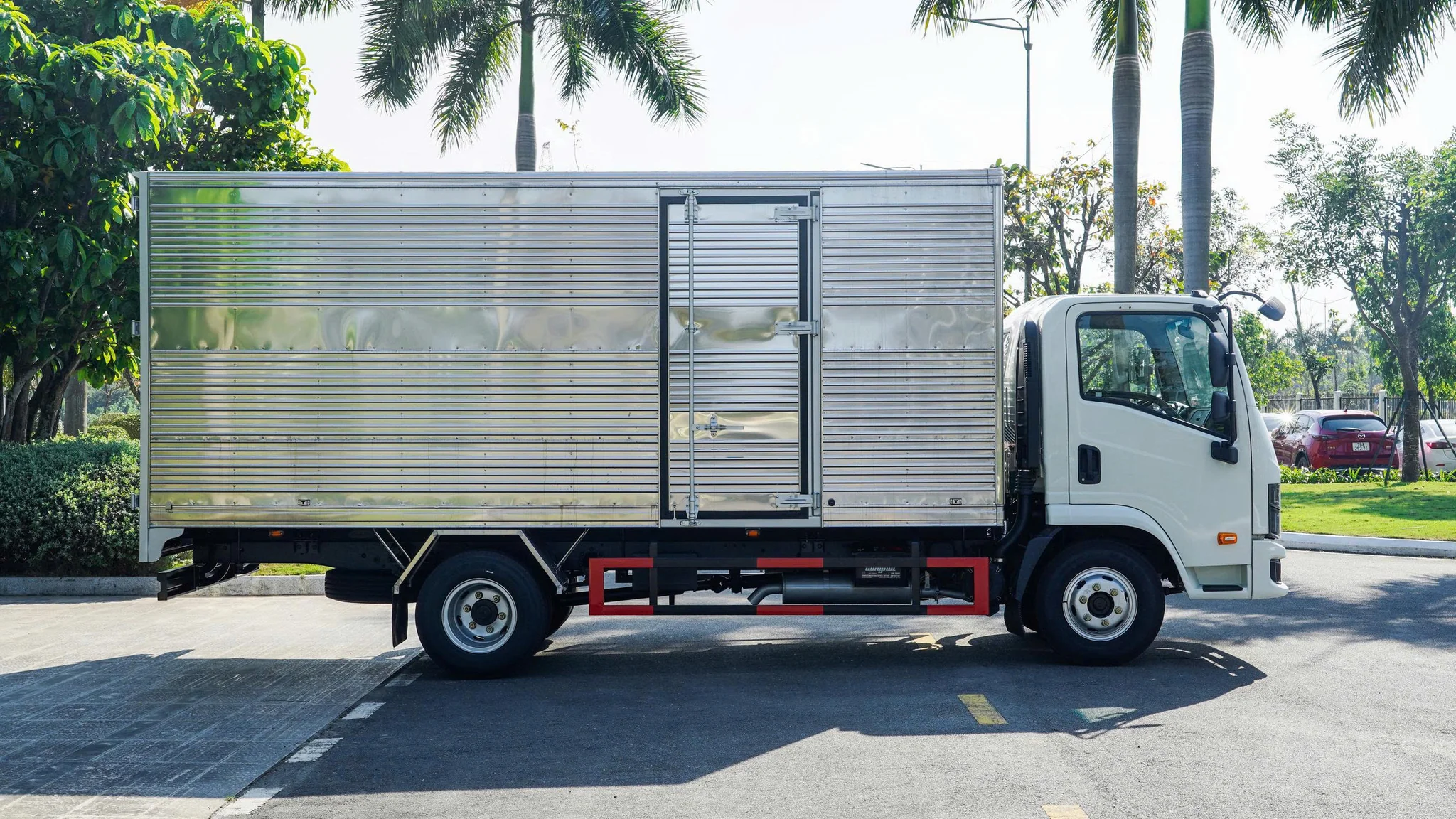 Hình xe Linker T2-7.5 màu trắng