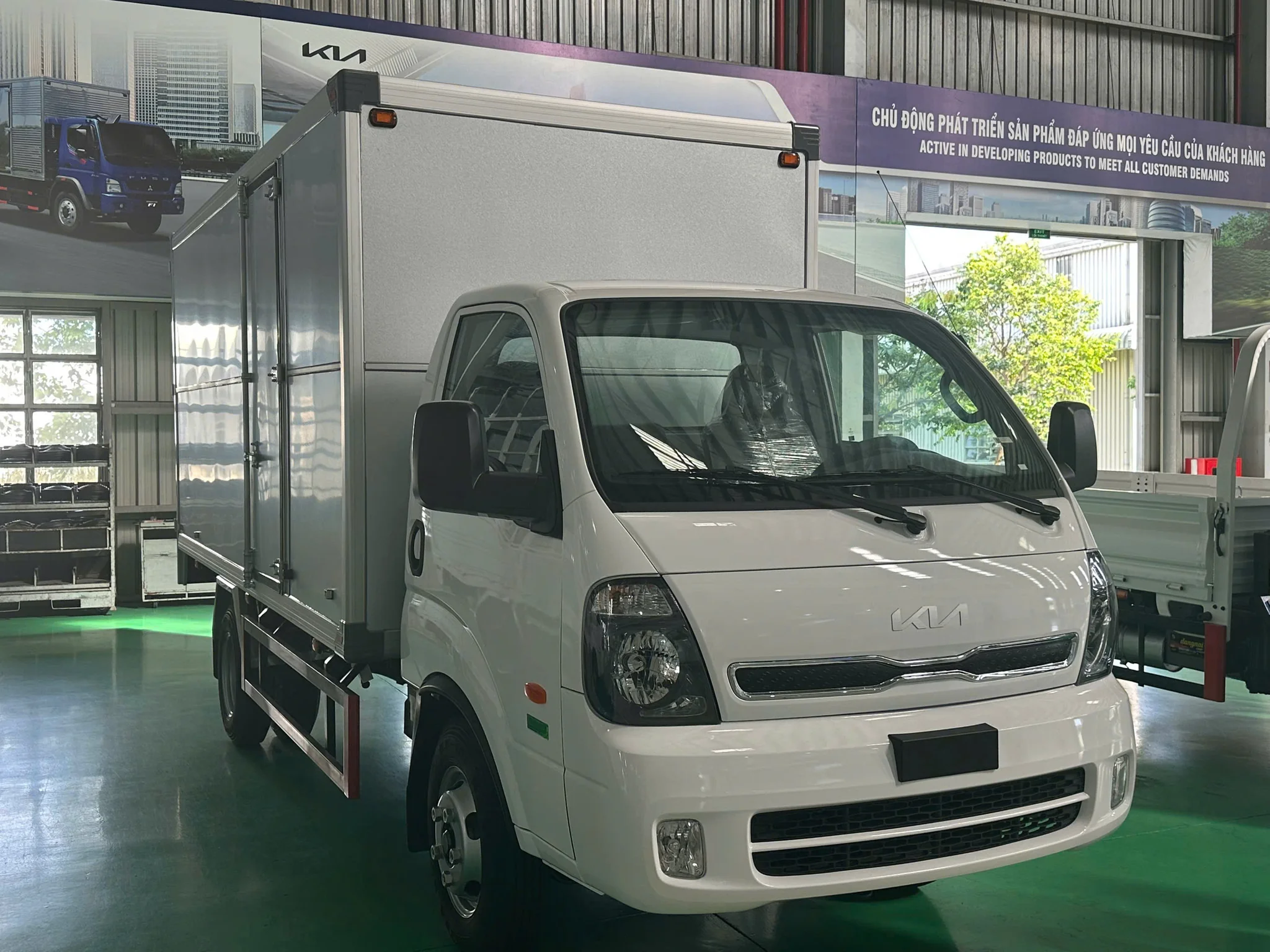 Hình xe tổng quan phía trước KIA K250L
