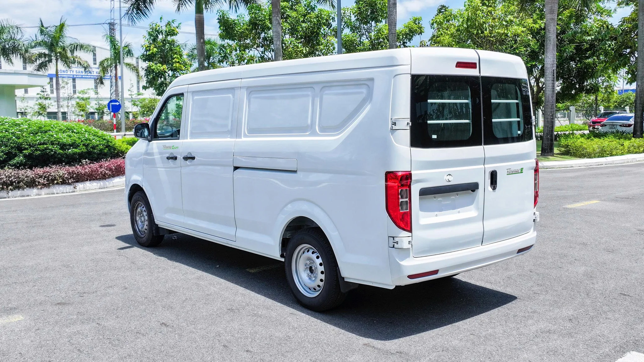 xe van điện miễn phí 10 lần sạc trong tháng