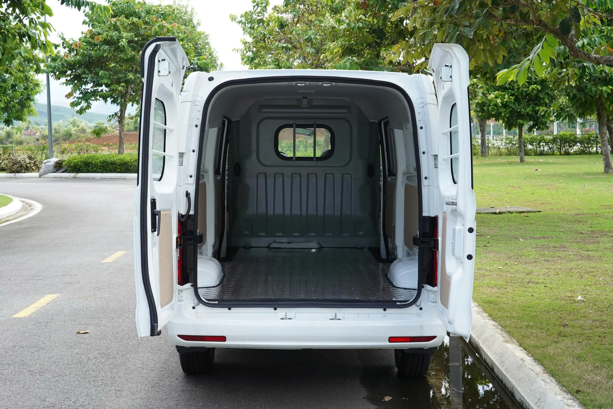 xe van điện tải 945kg
